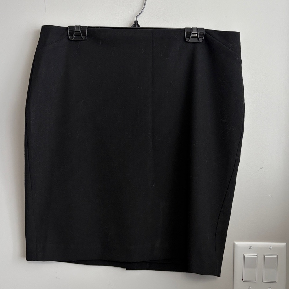 Le chateau Pencil Skirt Black